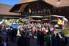 Morgendliches Ständli beim Restaurant Kreuz.