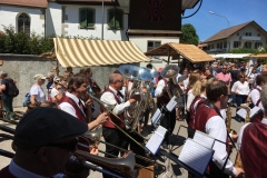 Die Wasen-Musikantinnen und -musikanten «rocken» die Sumiswalder Bärenkreuzung.