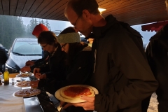 Pizza belegen.