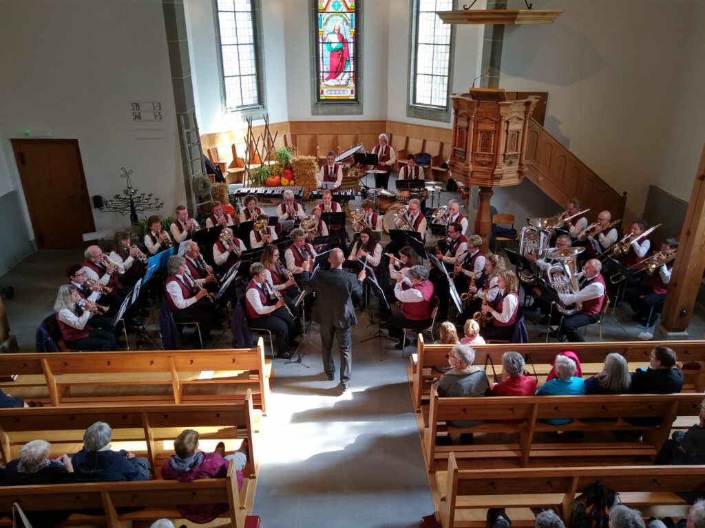 Wase-Musig im Chor der Kirche Wasen