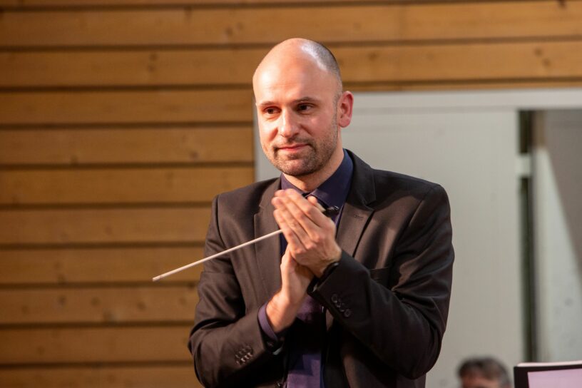 Marc Fuhrer mit Dirigentenstock