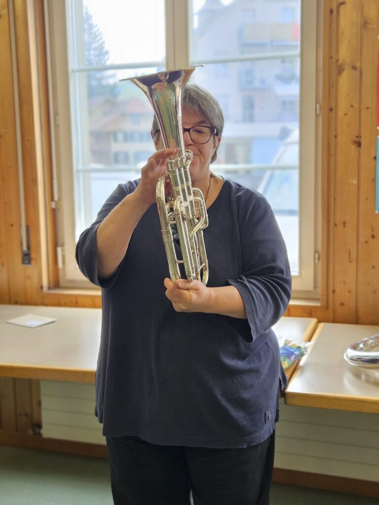 unsere Flötistin spielt Es-Horn