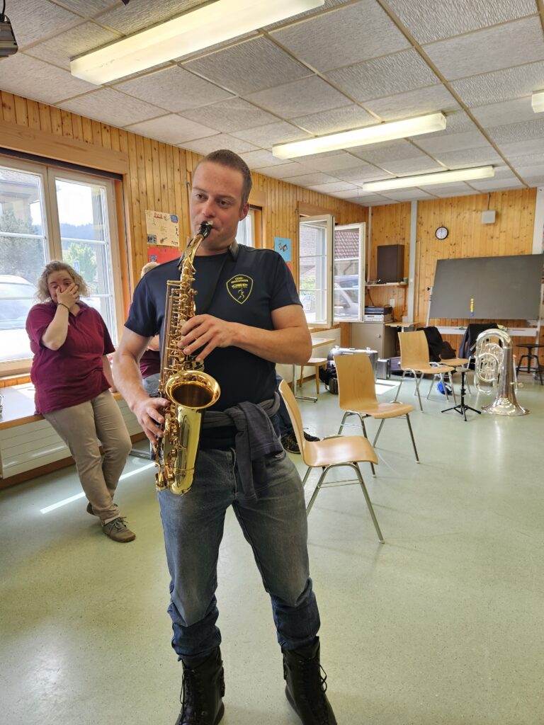 einer unserer Euphonisten spielt Saxofon