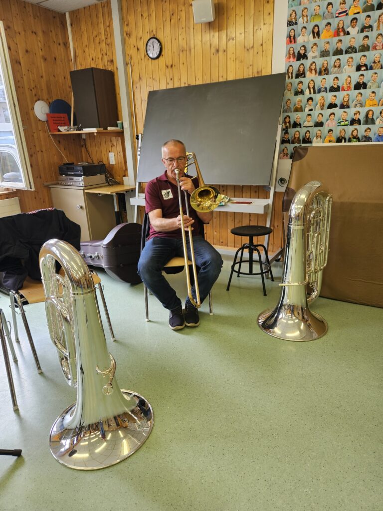 einer unsere Bassisten spielt Posaune