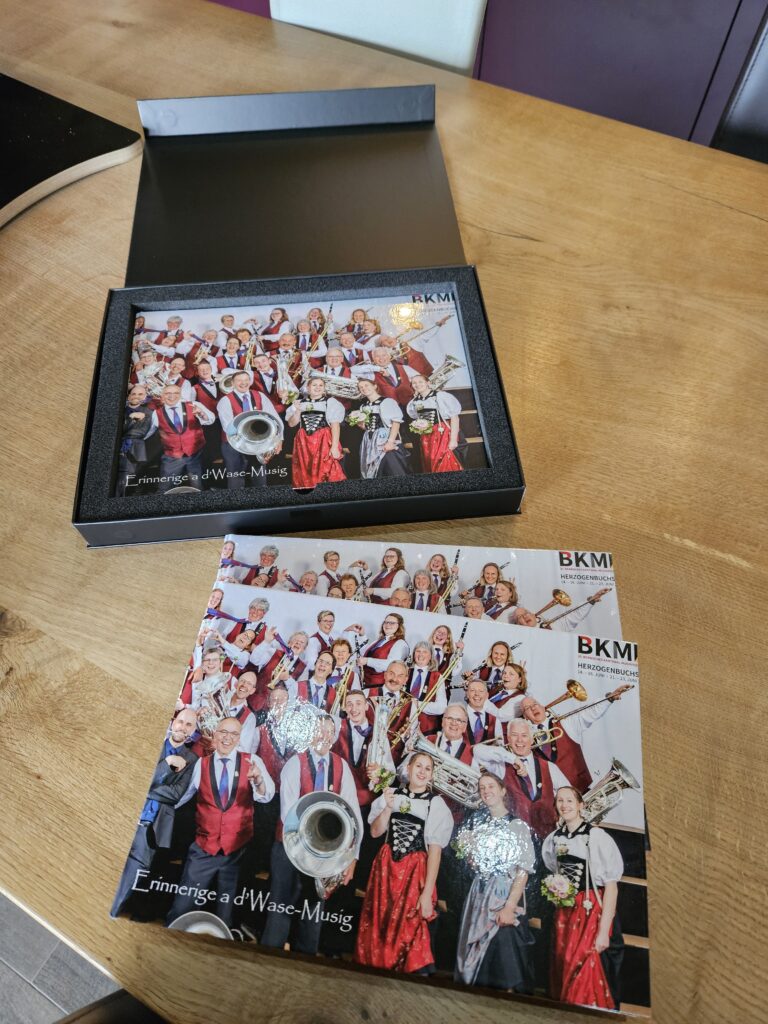 Fotoalbum in einer schwarzen Geschenkverpackung