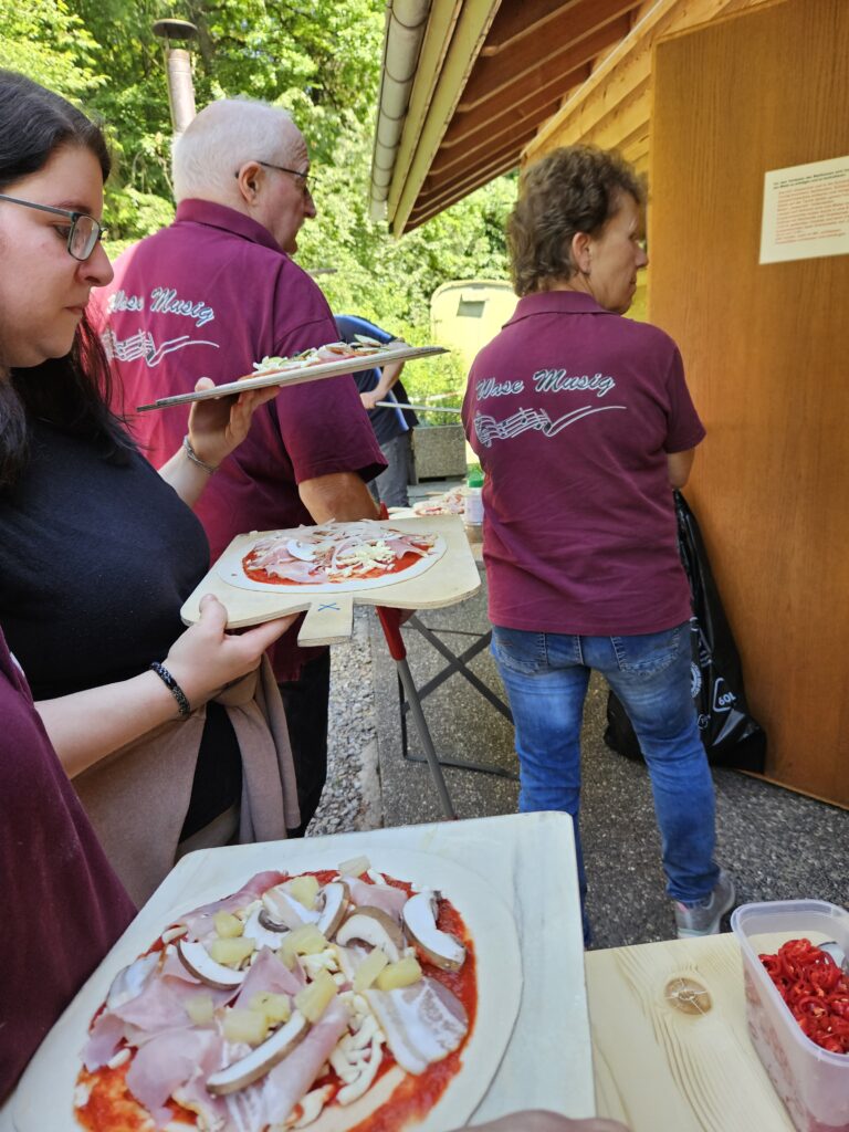 Pizzas fertig belegt und anstehen fürs Backen im Holzofen