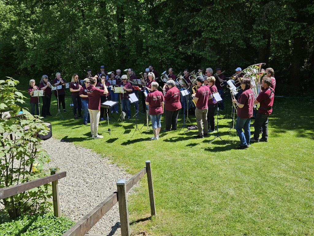 Wase-Musig in Ständliaufstellung mit Wald im Hintergrund