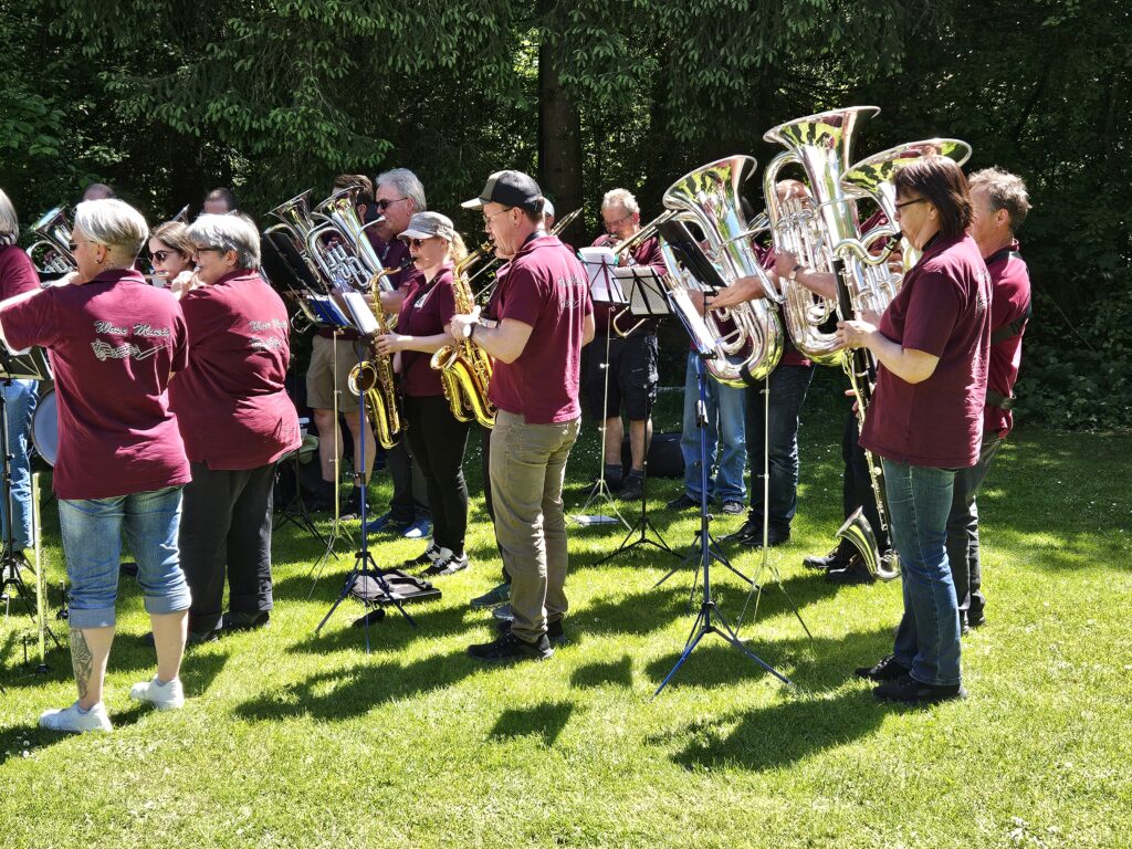 Wase-Musig in Ständliaufstellung mit Wald im Hintergrund