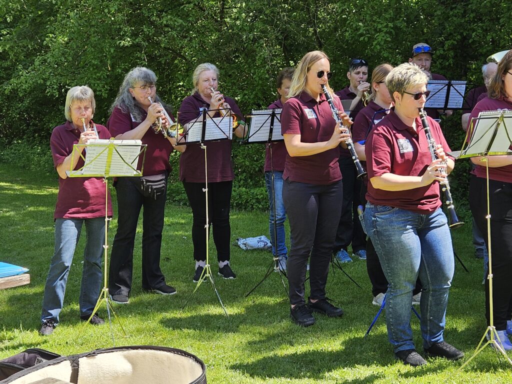 Wase-Musig in Ständliaufstellung mit Wald im Hintergrund