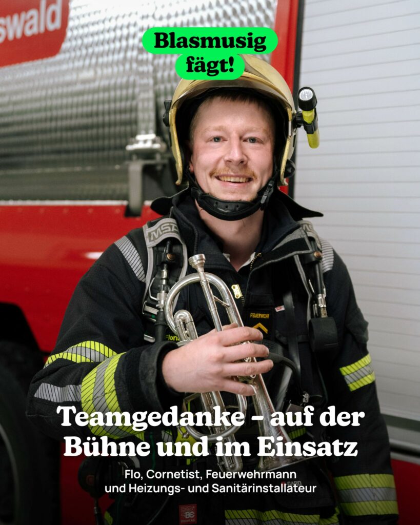 Flo Zürcher mit Cornet und in Feuerwehruniform