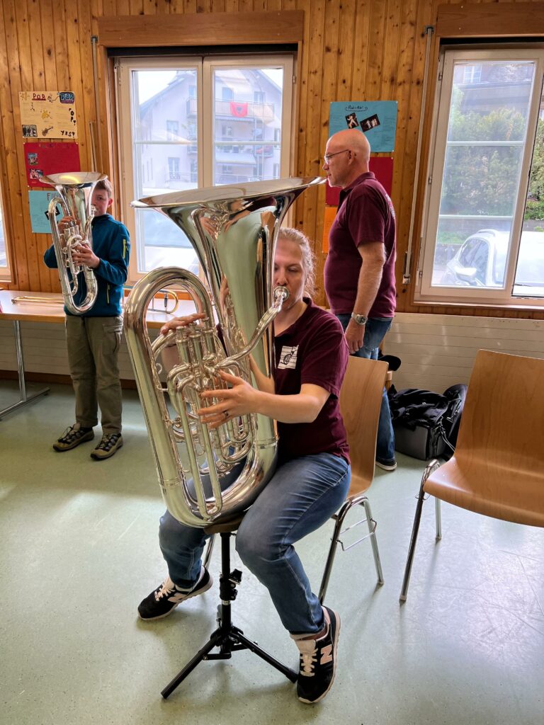 unsere Tenorsaxofonistin versucht sich am Bass