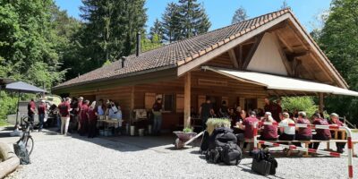 Waldütte mit Musikanten unter dem Sonnendach