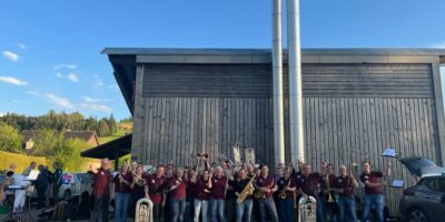 Gruppenfoto Wase-Musig vor dem Wärmeverbund
