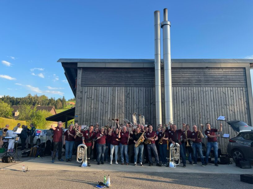 Gruppenfoto Wase-Musig vor dem Wärmeverbund