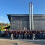 Gruppenfoto Wase-Musig vor dem Wärmeverbund