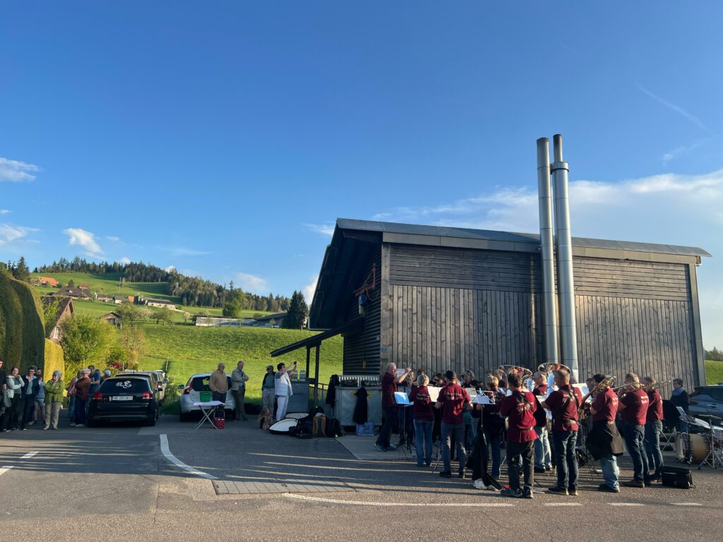 Wase-Musig gibt Ständli beim Wämeverbund auf der Blaufuhren