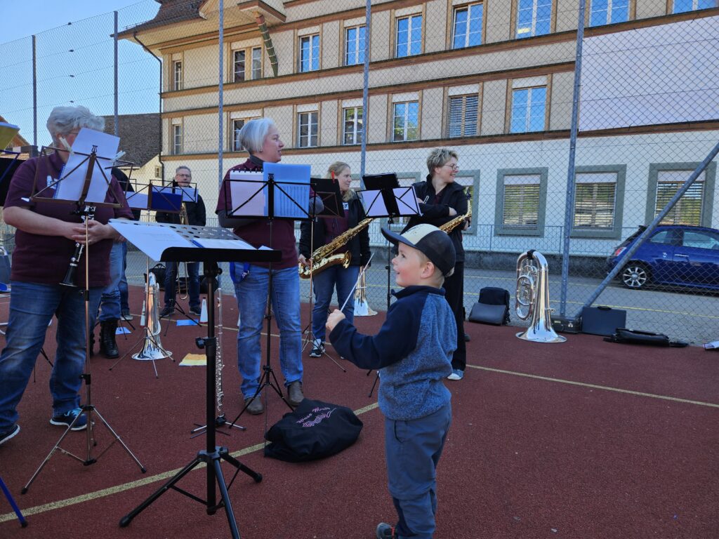 kleiner Junge mit Dirigentenstab in der Hand