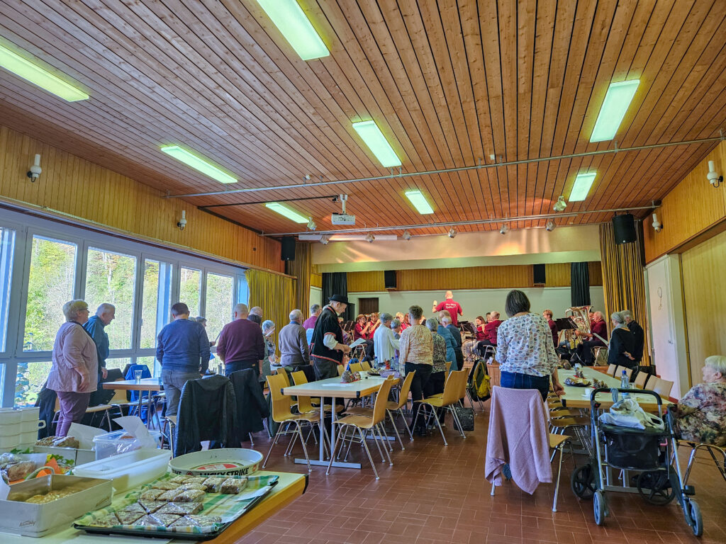 stehendes Publikum, das mitsingt, wenn die Musik spielt
