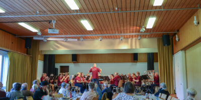 Wase-Musig auf der Konzertbühne für zuhörenden Jubilarinnen und Jubilaren