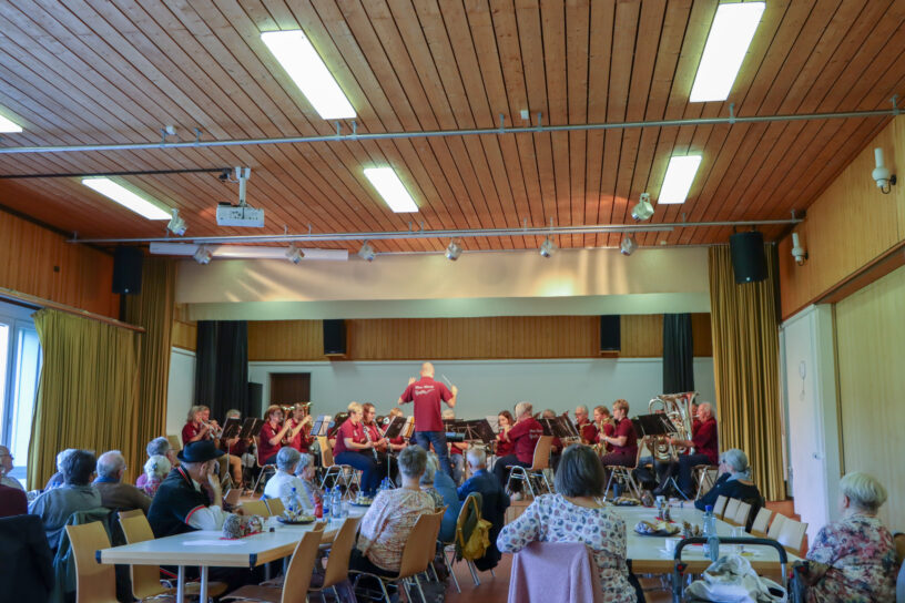 Wase-Musig auf der Konzertbühne für zuhörenden Jubilarinnen und Jubilaren