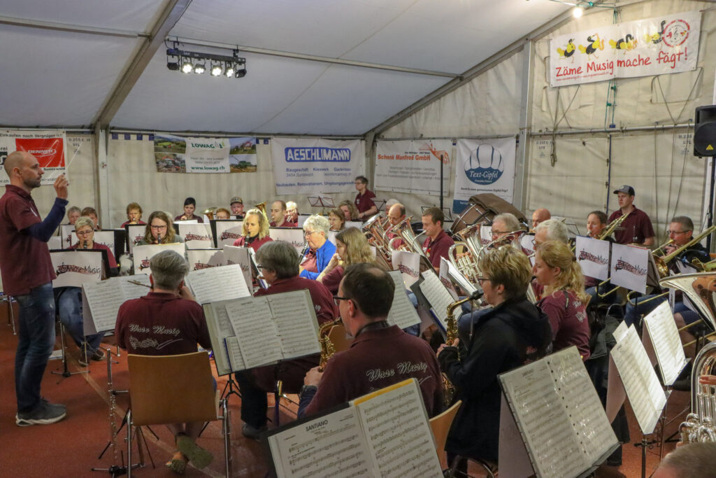 Wase-Musig spielt im Festzelt