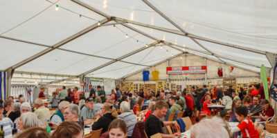 Blick ins volle Festzelt