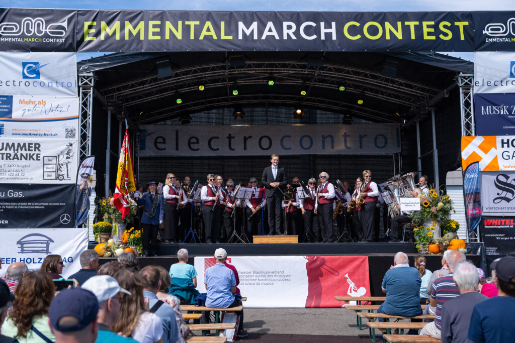 nach getaner Arbeit lächeln die Musikanten und Luca ins Publikum