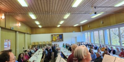 Blick von der Bühne ins zahlreich erschienene Publikum.