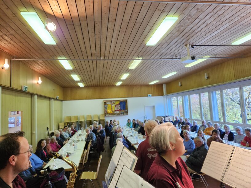 Blick von der Bühne ins zahlreich erschienene Publikum.