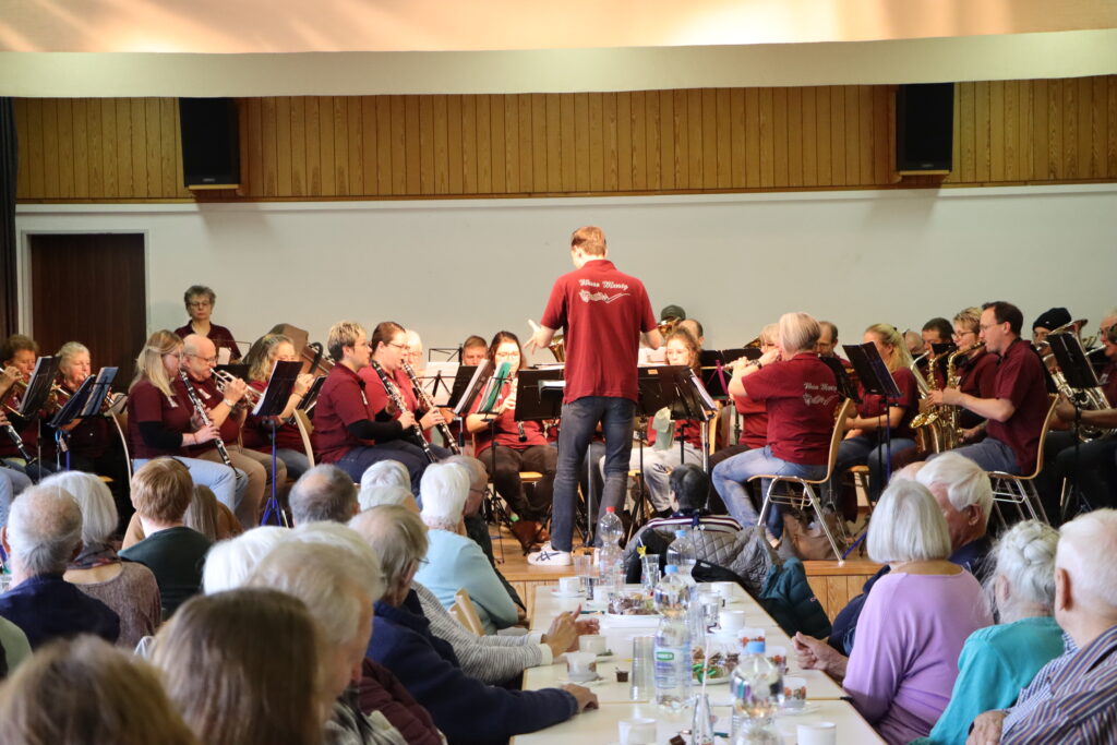 Blick vom Publikum auf die Bühne mit der Wase-Musig