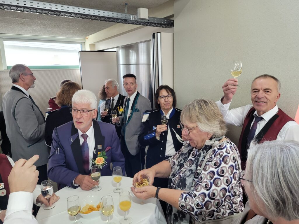 beim Apéro nach der DV