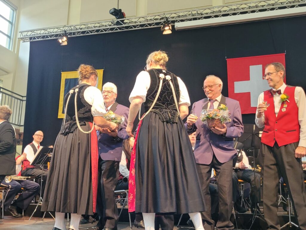 Ehrendamen ehren die Veteranen