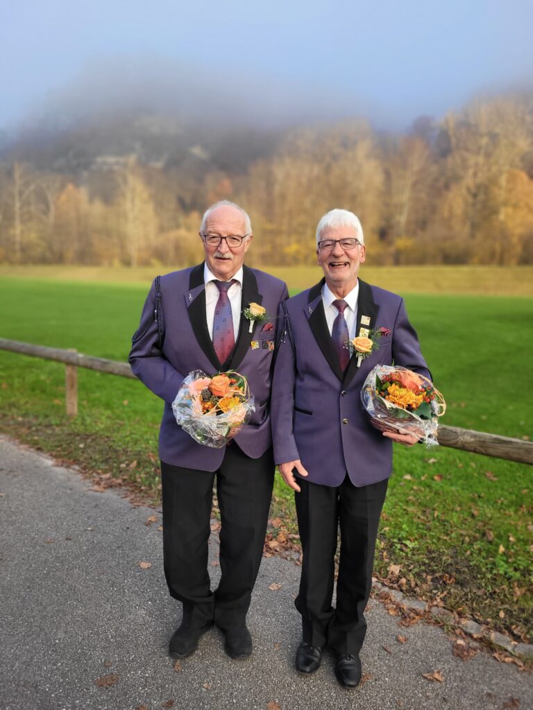 Niklaus Schütz und Beat Blaser (r.) draussen mit Blumenstrauss