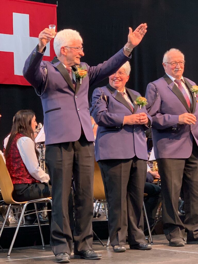 Beat Blaser steht auf der Bühne und lässt sich mit erhobenen Armen feiern