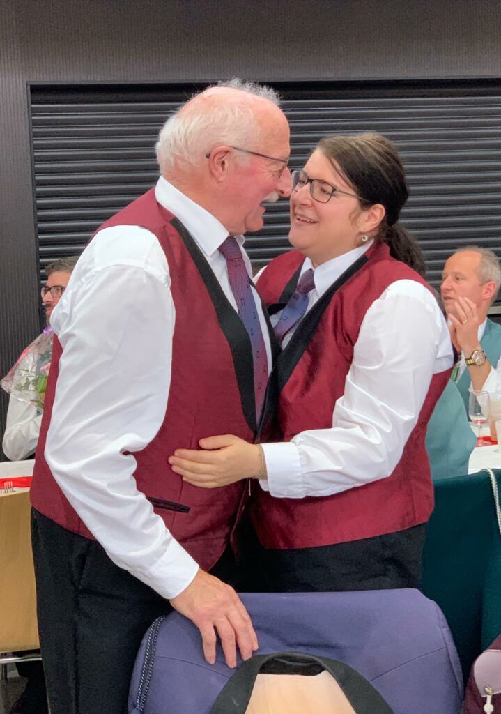 Eliane gratuliert ihrem Vater zum Kantonalen Ehrenveteranen
