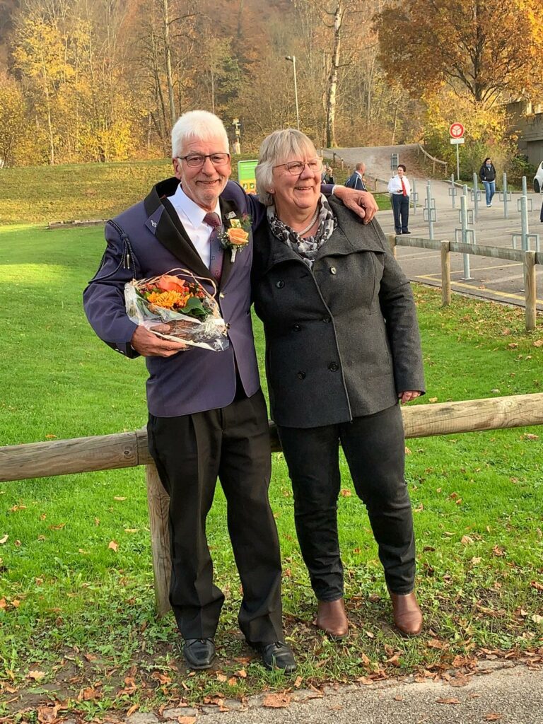 Beat Blaser mit Blumen in der einen Hand und seiner Frau Marianne im anderen Arm