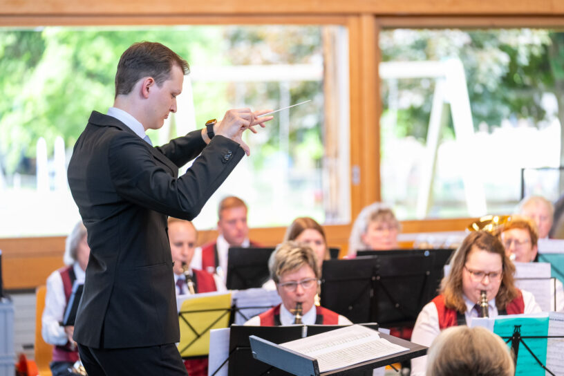 Luca Belz beim Dirigieren der MG Wasen