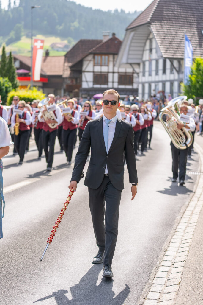 Luca Belz führt die Marschparade der MG Wasen am Emmentalischen Musiktag Schüpbach 2025 an