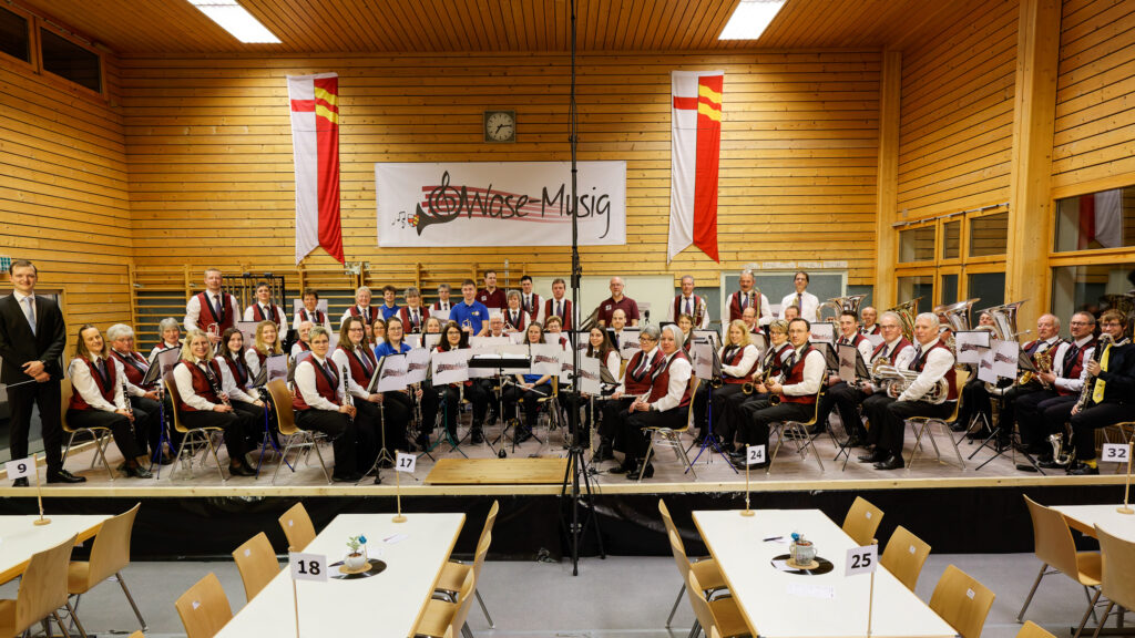 Die Wase-Musig kurz vor dem Konzert in Vollbesetzung auf der Bühne