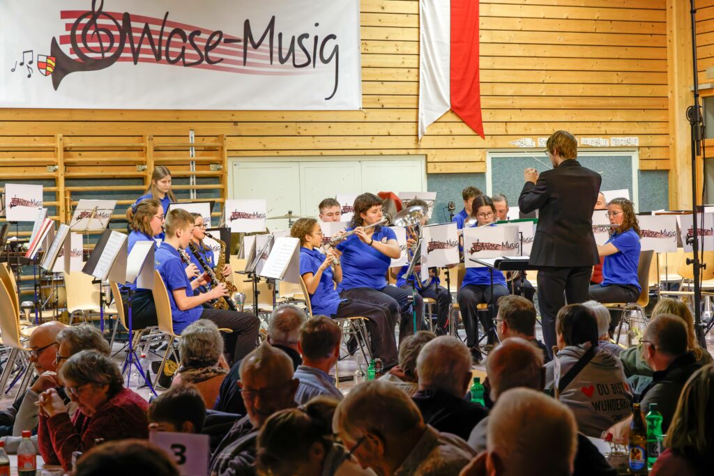 Jugendmusik Wasen-Sumiswald mit Dirigent beim Auftritt