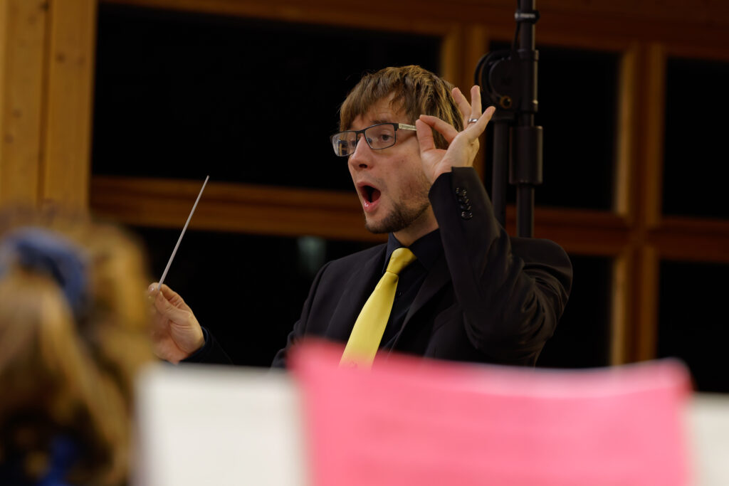 Janick Zappa mit offenen Mund beim Dirigieren