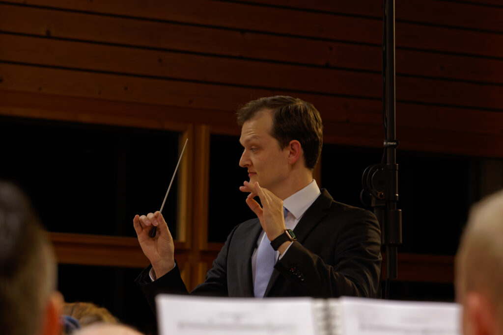 Luca Belz beim Dirigieren mit konzentriertem Gesichtsausdruck