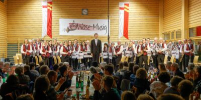 Wase-Musig und Luca Belz auf der Bühne vor vollen Rängen