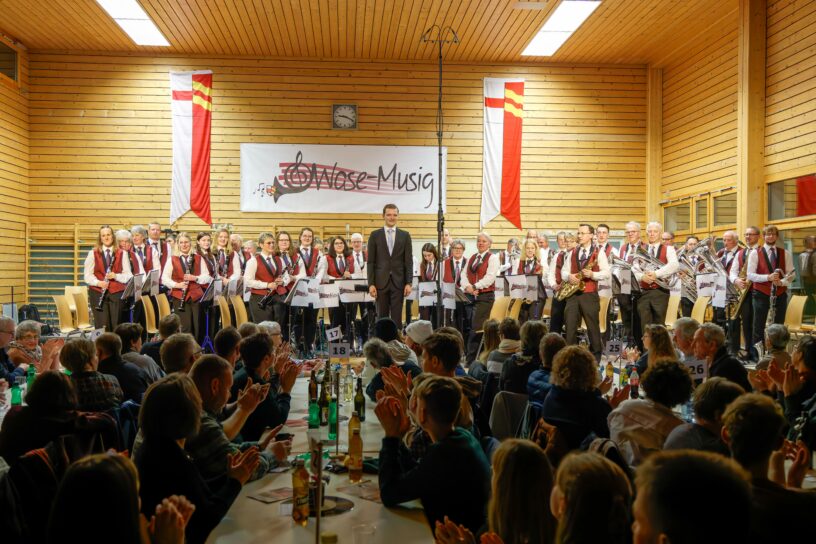 Wase-Musig und Luca Belz auf der Bühne vor vollen Rängen