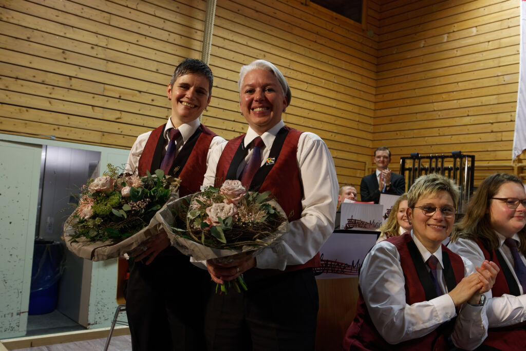 zwei Musikantinnen mit Blumenstrauss