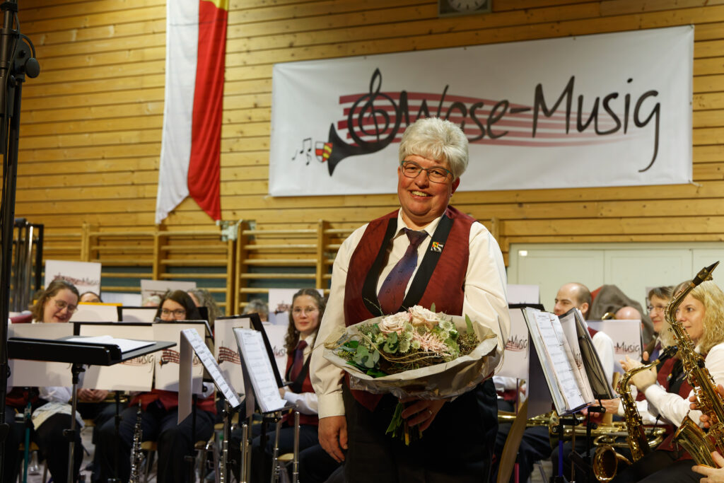 Musikantin mit Blumenstrauss