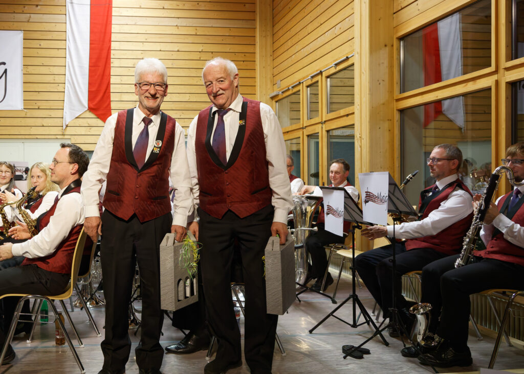 Beat Blaser und Niklaus Schütz mit Weinkartons