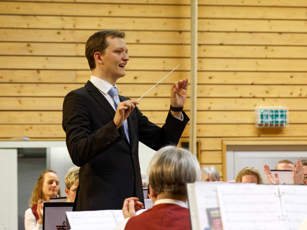 Luca Belz beim Dirigieren