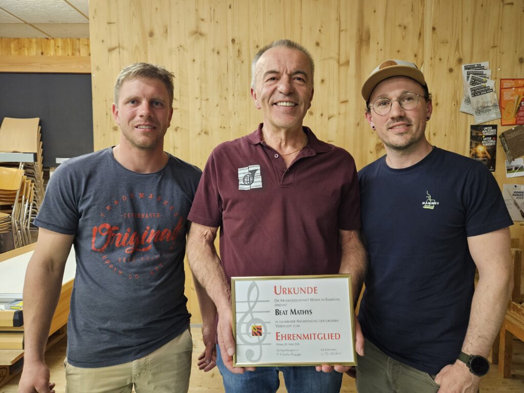 Patrik Schüpbach, Beat Mathys und Tobias Reist (v.l.n.r.), Beat M. mit Ehrenmitgliedsurkunde in den Händen
