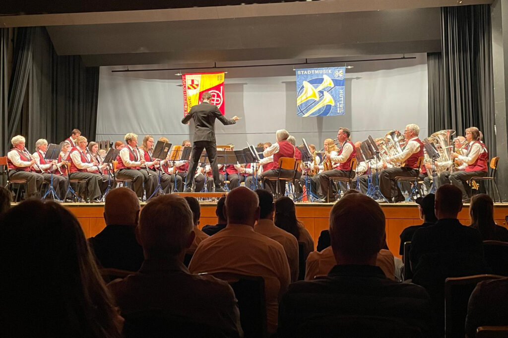 Die Wase-Musig auf der Bühne des Hirtensaals in Huttwil